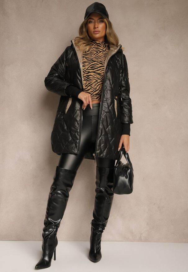 Renee - Czarna Casualowa Kurtka z Kapturem i Pikowanymi Przeszyciami Emmize. Okazja: na co dzień. Typ kołnierza: kaptur. Kolor: czarny. Materiał: jeans. Styl: casual