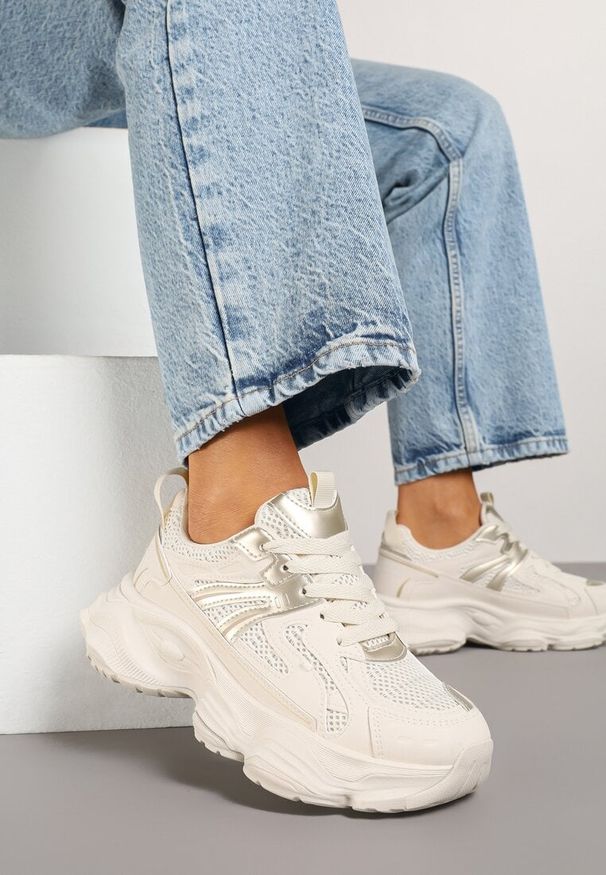 Born2be - Beżowe Sneakersy na Grubej Tłoczonej Podeszwie z Metaliczną Wstawką Alanelis. Okazja: na co dzień. Kolor: beżowy. Materiał: jeans. Wzór: aplikacja