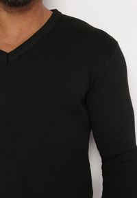 Born2be - Czarny Sweter z Trójkątnym Dekoltem i Wełną Mathie. Kolor: czarny. Materiał: wełna. Sezon: jesień, zima #5