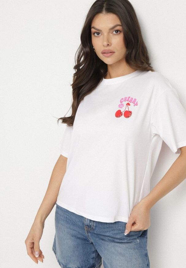 Born2be - Biały T-shirt z Bawełną Cyrkoniami i Motywem Wiśni Linmira. Okazja: na co dzień. Kolor: biały. Materiał: bawełna. Styl: casual, elegancki