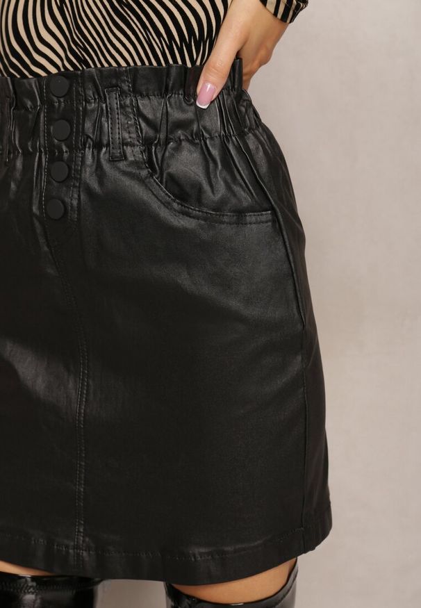 Renee - Czarna Spódnica z Ekoskóry z Ozdobnie Marszczoną Talią Selja. Okazja: na co dzień. Kolor: czarny. Styl: casual, elegancki, klasyczny
