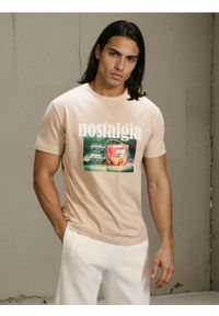 Sinsay - Bawełniana koszulka z nadrukiem - beżowy. Kolor: beżowy. Materiał: bawełna. Wzór: nadruk