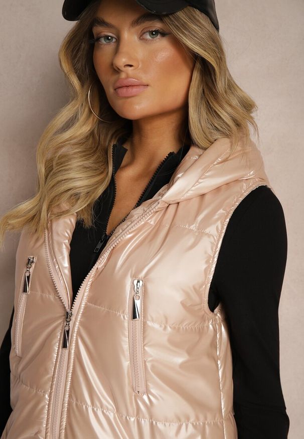 Renee - Beżowa Kamizelka o Długim Kroju Wykończona Imitacją Kieszeni i Kapturem Mavaline. Okazja: na spacer, na co dzień. Kolor: beżowy. Materiał: bawełna, jeans. Długość: długie. Styl: casual