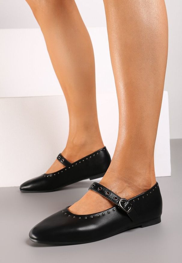 Renee - Czarne Balerinki na Płaskiej Podeszwie Mary Jane z Ćwiekami Bialonna. Okazja: na co dzień. Zapięcie: pasek. Kolor: czarny. Materiał: jeans. Obcas: na płaskiej podeszwie. Styl: elegancki, casual. Wysokość obcasa: niski