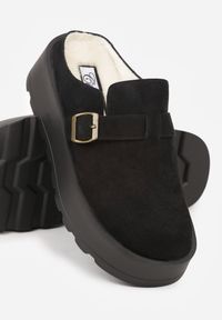 Renee - Czarne Śniegowce na Grubej Podeszwie z Niską Cholewką i Ozdobną Klamerką Vetibela. Wysokość cholewki: przed kostkę. Nosek buta: okrągły. Kolor: czarny. Materiał: zamsz, futro. Szerokość cholewki: normalna. Sezon: zima. Obcas: na koturnie. Wysokość obcasa: średni #3