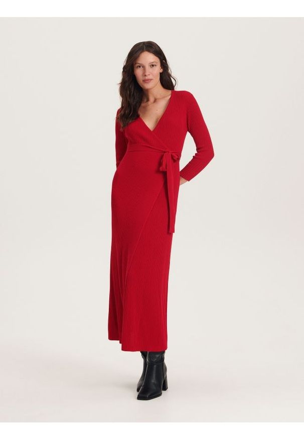 Reserved - Kopertowa sukienka z dzianiny - czerwony. Kolor: czerwony. Materiał: dzianina. Typ sukienki: kopertowe
