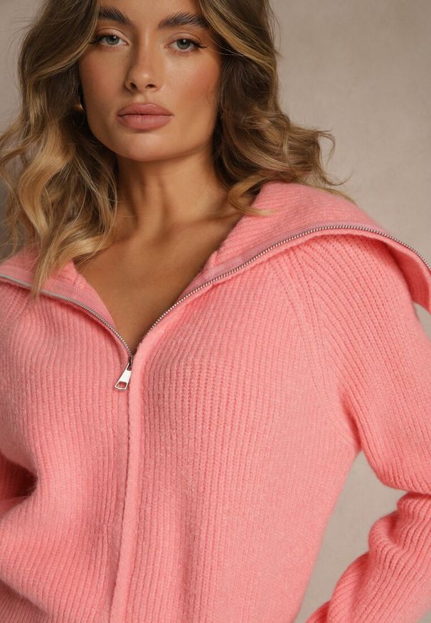 Renee - Różowy Kardigan z Wełną o Kroju z Golfem i Zapięciem na Zamek Zinfria. Okazja: na spacer, do pracy. Typ kołnierza: golf. Kolor: różowy. Materiał: wełna. Styl: elegancki