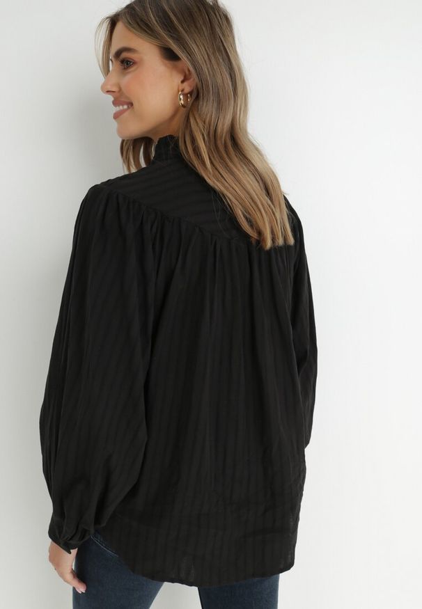 Born2be - Czarna Koszula Oversize Megona. Typ kołnierza: kołnierzyk stójkowy. Kolor: czarny. Materiał: jeans, bawełna. Wzór: jednolity