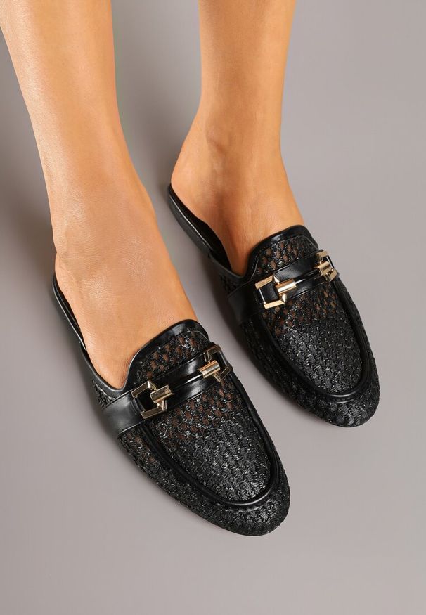 Renee - Czarne Klapki Mule z Ażurowej Siateczki Zdobione Elegancką Aplikacją Isvania. Okazja: na co dzień, na spacer. Kolor: czarny. Materiał: jeans. Wzór: aplikacja, ażurowy. Obcas: na obcasie. Styl: elegancki. Wysokość obcasa: niski