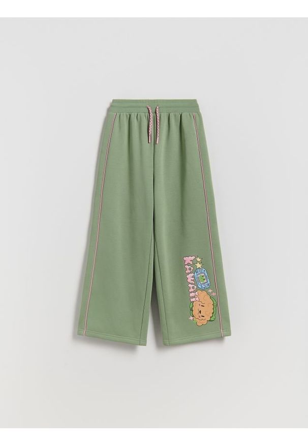 Reserved - Spodnie dresowe z nadrukiem Boffie & Poko - jasnozielony. Kolor: zielony. Materiał: dresówka. Wzór: nadruk