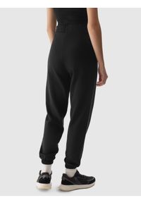 4f - Spodnie dresowe joggery damskie - czarne. Kolor: czarny. Materiał: dresówka. Wzór: ze splotem, gładki