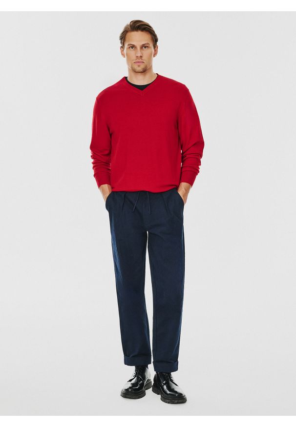 Pako Lorente - PAKO LORENTE – Czerwony męski sweter w serek. Typ kołnierza: dekolt w serek. Kolor: czerwony, niebieski. Materiał: wełna. Sezon: jesień