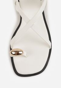 Renee - Białe Sandały Typu Japonki Ozdobione Metaliczną Aplikacją Grynyra. Kolor: biały. Wzór: aplikacja. Sezon: lato #8