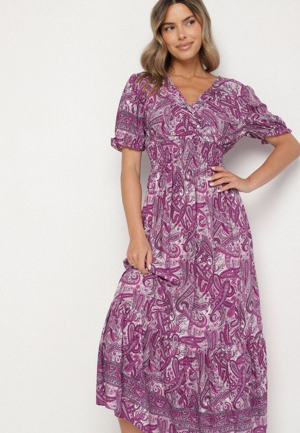 Born2be - Ciemnoróżowa Bawełniana Sukienka o Rozkloszowanym Kroju we Wzór Paisley Folurelle. Typ kołnierza: dekolt w serek. Kolor: fioletowy. Materiał: bawełna. Długość rękawa: krótki rękaw. Wzór: paisley. Styl: klasyczny, elegancki