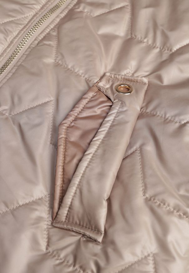 Born2be - Brązowa Pikowana Kurtka Przejściowa z Kapturem i Bocznymi Suwakami Mado. Okazja: na co dzień. Typ kołnierza: kaptur. Kolor: brązowy. Materiał: poliester, jeans. Styl: casual, klasyczny