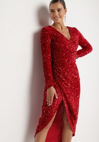 Born2be - Czerwona Dopasowana Cekinowa Sukienka z Kopertowym Dekoltem i Asymetrycznym Wycięciem Rinnalith. Okazja: na imprezę. Kolor: czerwony. Typ sukienki: asymetryczne, kopertowe. Styl: klasyczny, elegancki #4