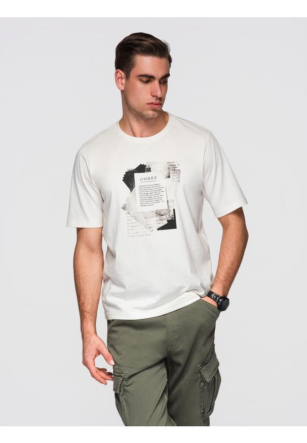 Ombre Clothing - Bawełniana męska koszulka z ciekawym nadrukiem na klatce piersiowej - biała V2 - Rozmiar: M. Okazja: na co dzień. Kolor: biały. Materiał: bawełna. Długość rękawa: krótki rękaw. Długość: krótkie. Wzór: nadruk. Styl: casual