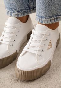 Renee - Biało-Beżowe Trampki VICES na Żłobionej Platformie Zdobione Trójkątną Aplikacją Lorerina. Nosek buta: okrągły. Zapięcie: sznurówki. Kolor: biały. Materiał: materiał. Wzór: aplikacja. Obcas: na platformie. Wysokość obcasa: niski #2