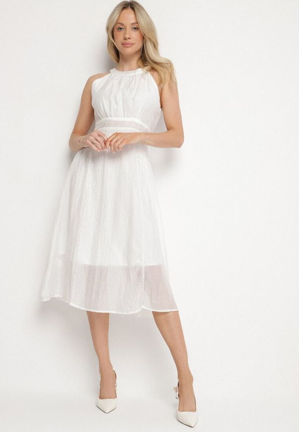 Born2be - Biała Rozkloszowana Sukienka z Tłoczonej Tkaniny z Wiązaniem z Tyłu Nimioretta. Okazja: na wesele, na ślub cywilny, na imprezę. Kolor: biały. Materiał: tkanina. Wzór: aplikacja. Typ sukienki: rozkloszowane. Styl: elegancki