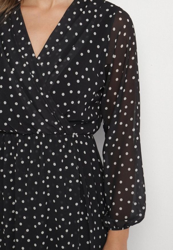 Born2be - Czarno-Biała Kopertowa Sukienka w Kropki z Gumką w Talii i Asymetrycznym Dołem Neladi. Okazja: na spotkanie biznesowe, na co dzień. Typ kołnierza: dekolt w kształcie V. Kolor: czarny. Wzór: kropki. Typ sukienki: kopertowe, asymetryczne. Styl: elegancki, casual, klasyczny, biznesowy