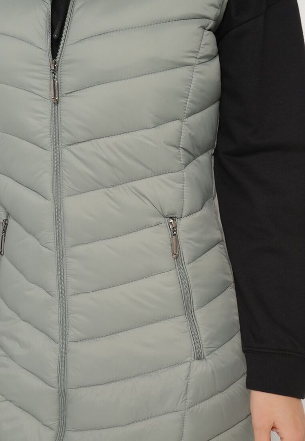 Born2be - Jasnozielona Pikowana Kamizelka z Odpinanym Kapturem Ivandirae. Okazja: na spacer, na co dzień. Kolor: zielony. Styl: casual, elegancki