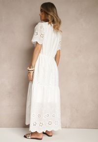 Renee - Biała Rozkloszowana Sukienka z Bawełny z Haftowanymi Zdobieniami w Stylu Boho Efrivina. Typ kołnierza: dekolt w kształcie V. Kolor: biały. Materiał: bawełna. Długość rękawa: krótki rękaw. Wzór: aplikacja, haft. Typ sukienki: rozkloszowane. Styl: boho #4