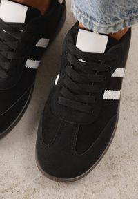 Born2be - Czarno-Białe Sneakersy z Imitacji Zamszu na Płaskiej Podeszwie Memeriana. Kolor: czarny. Materiał: zamsz. Szerokość cholewki: normalna. Obcas: na płaskiej podeszwie #7