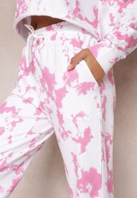 Renee - Różowe Spodnie Dresowe z Wzorem Tie-Dye Leiya. Kolor: różowy. Materiał: dresówka. Styl: elegancki, sportowy #3