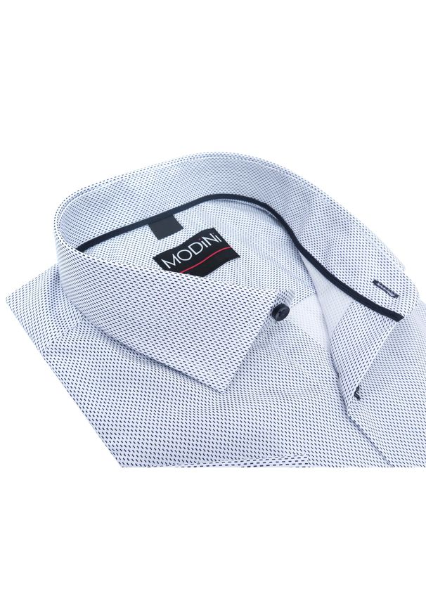 Modini - Biała koszula męska z krótkim rękawem w granatowe kreseczki YK05. Kolor: biały, wielokolorowy, niebieski. Materiał: bawełna, poliester, tkanina. Długość rękawa: krótki rękaw. Długość: krótkie