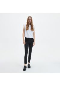 Reserved - Jeansy slim z wysokim stanem - Szary. Stan: podwyższony. Kolor: szary #1