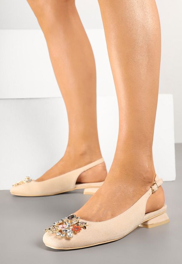 Born2be - Beżowe Czółenka Vices z Odkrytą Piętą Ozdobione Cyrkoniami ze Skórzaną Władką Eklevia. Zapięcie: pasek. Kolor: beżowy. Materiał: skóra. Wzór: aplikacja. Obcas: na obcasie. Styl: elegancki. Wysokość obcasa: średni