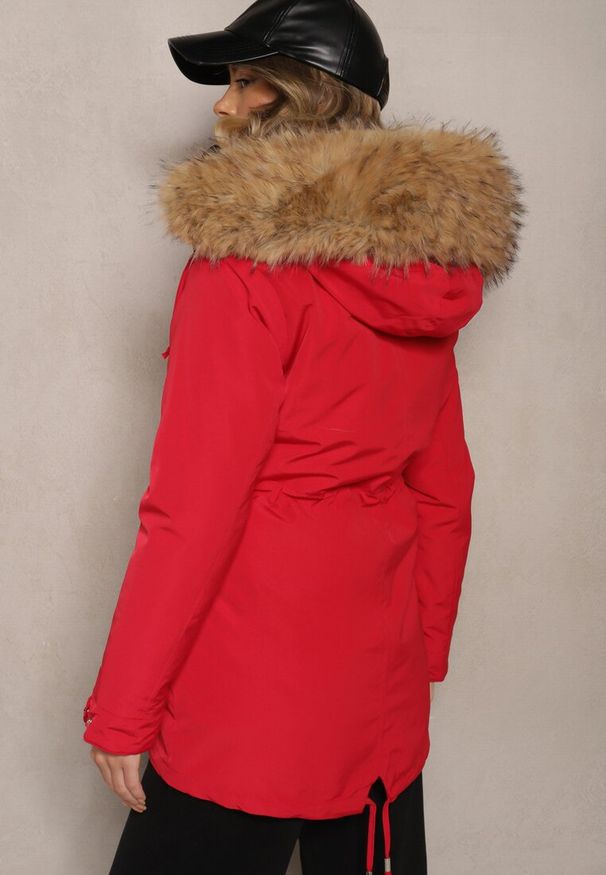 Renee - Czerwona Kurtka Parka Mocno Ocieplana z Futerkiem przy Kapturze z Możliwością Odpięcia Sialthira. Okazja: na co dzień. Kolor: czerwony. Materiał: futro. Sezon: zima, jesień. Styl: casual, elegancki