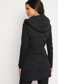 Born2be - Czarna Długa Pikowana Kamizelka na Suwak z Kapturem Teriviana. Okazja: na spacer, na co dzień. Typ kołnierza: kaptur. Kolor: czarny. Materiał: dzianina. Długość: długie. Styl: casual, elegancki, klasyczny, sportowy #4