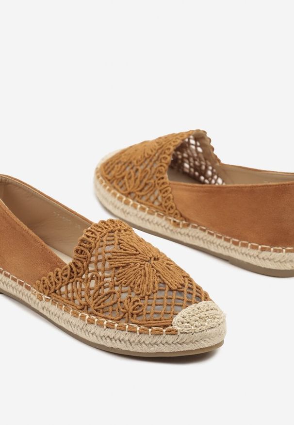 Born2be - Jasnobrązowe Espadryle z Ażurowym Zdobieniem i Plecioną Podeszwą Nusailia. Okazja: na co dzień. Kolor: brązowy. Wzór: aplikacja, ażurowy. Sezon: lato, wiosna. Obcas: na obcasie. Styl: boho, elegancki, casual. Wysokość obcasa: niski