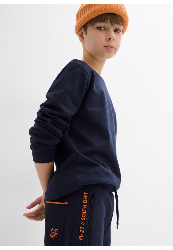 bonprix - Spodnie sportowe z miękkiej mieszanki z bawełną. Kolor: niebieski. Materiał: bawełna. Wzór: nadruk. Styl: sportowy