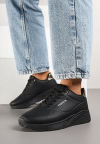 Renee - Czarne Buty Sportowe Sneakersy na Podeszwie z Tłoczeniami Zdobione Metaliczną Wstawką Arulla. Kolor: czarny. Materiał: jeans. Wzór: aplikacja