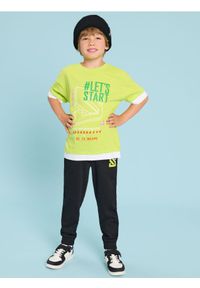 Sinsay - Spodnie dresowe - czarny. Kolor: czarny. Materiał: dresówka. Wzór: nadruk #1