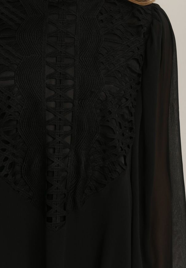 Renee - Czarna Sukienka Rislea. Typ kołnierza: kołnierzyk stójkowy. Kolor: czarny. Materiał: koronka. Wzór: ażurowy, koronka. Styl: wizytowy. Długość: mini