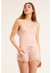 Etam Top piżamowy kolor różowy. Kolor: różowy. Materiał: koronka, dzianina
