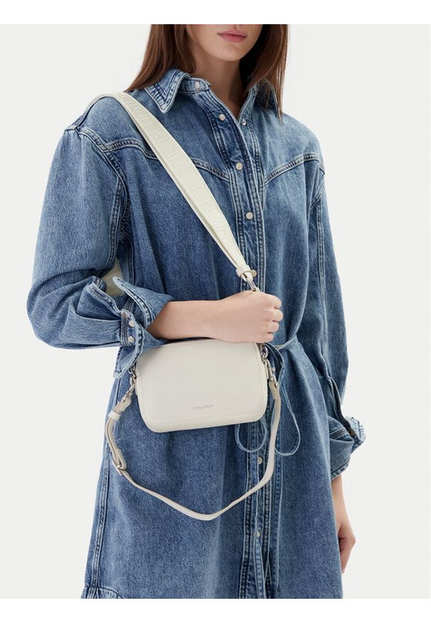 Calvin Klein Torebka Webbing Double Strap Camera Bag LV04F3165G Biały. Kolor: biały. Materiał: skórzane