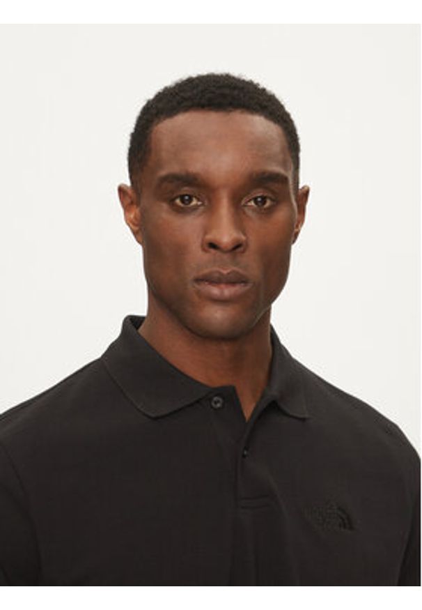 The North Face Polo Essential NF0A8C1P Czarny Regular Fit. Typ kołnierza: polo. Kolor: czarny. Materiał: bawełna