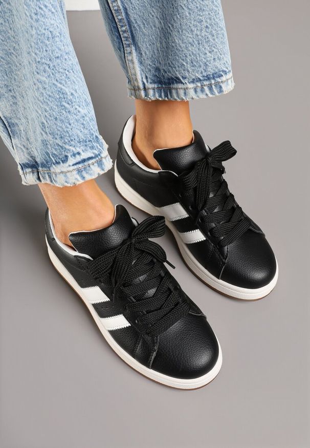 Born2be - Czarne Sneakersy z Perforacją i Ozdobnymi Paskami Deolene. Okazja: na co dzień. Zapięcie: pasek. Kolor: czarny. Wzór: paski