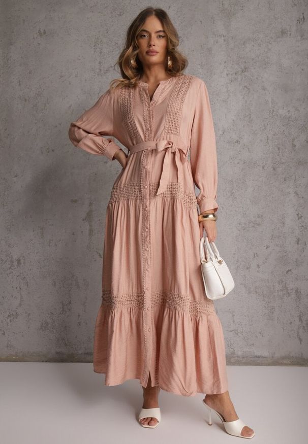 Renee - Jasnoróżowa Wiskozowa Sukienka o Rozkloszowanym Kroju z Wiązanym Paskiem i Koronką Reisavien. Okazja: na co dzień, na spacer. Typ kołnierza: dekolt w serek. Kolor: różowy. Materiał: wiskoza, koronka. Wzór: koronka. Typ sukienki: rozkloszowane. Styl: elegancki, casual