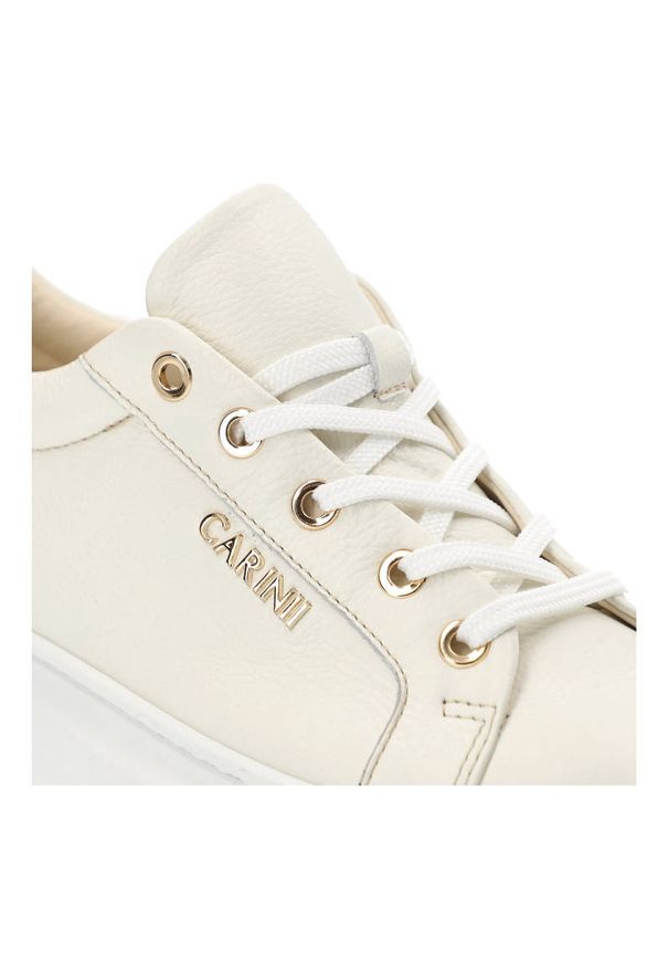 Beżowe Sneakersy Carinii Modne Skórzane Buty. Kolor: biały. Materiał: skóra. Szerokość cholewki: normalna. Wzór: aplikacja. Obcas: na obcasie. Wysokość obcasa: średni
