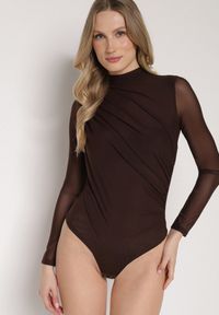 Born2be - Brązowe Siateczkowe Body z Dodatkiem Wiskozy z Długim Rękawem i Stójką Lianasia. Okazja: na co dzień. Typ kołnierza: kołnierzyk stójkowy. Kolor: brązowy. Materiał: wiskoza. Długość rękawa: długi rękaw. Długość: długie. Styl: casual #1