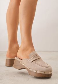 Renee - Beżowe Klapki Drewniaki o Fasonie Loafersów z Ozdobnymi Nitami Sargita. Okazja: na co dzień. Kolor: beżowy. Materiał: skóra. Wzór: haft. Styl: casual, elegancki #1