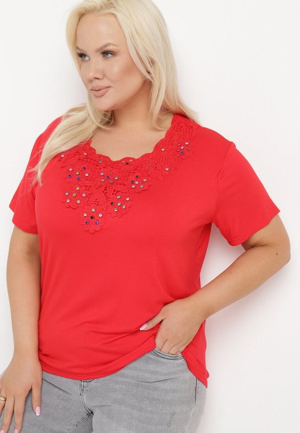 Born2be - Czerwony T-shirt Koszulka z Krótkim Rękawem z Dekoltem Ozdobionym Koronką i Cyrkoniami Novilla. Okazja: na co dzień. Kolekcja: plus size. Kolor: czerwony. Materiał: koronka. Długość rękawa: krótki rękaw. Długość: krótkie. Wzór: aplikacja, koronka. Styl: klasyczny, elegancki, casual