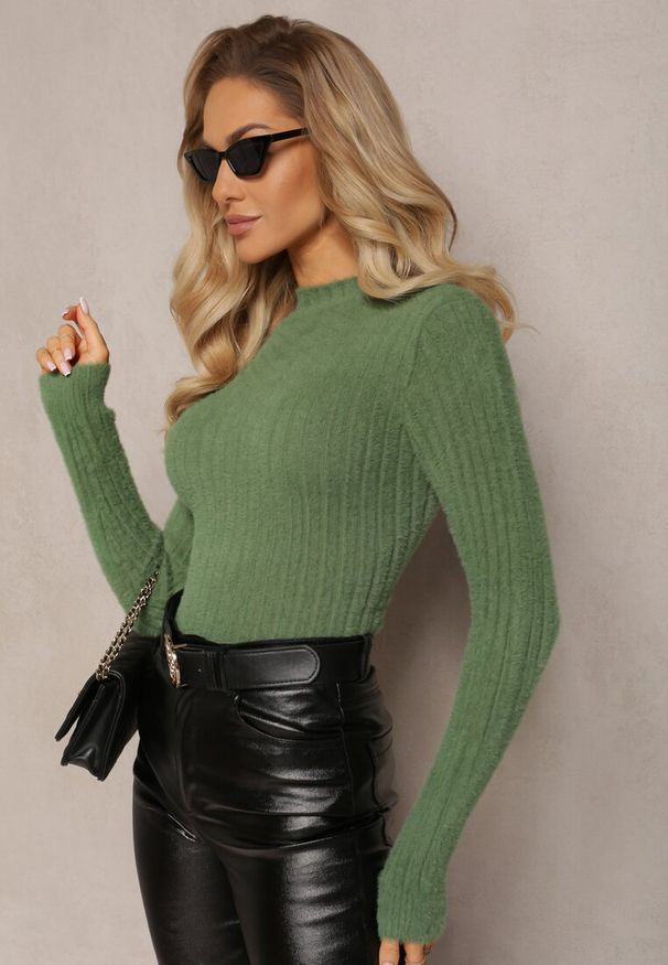 Renee - Zielony Prążkowany Sweter z Wełną i Dłuższym Włosiem Izarina. Kolor: zielony. Materiał: wełna, prążkowany. Długość: długie