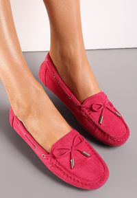 Renee - Fuksjowe Mokasyny z Cholewką przed Kostkę z Przeszyciami i Ozdobną Kokardką Yaledia. Okazja: na co dzień, na spotkanie biznesowe. Wysokość cholewki: przed kostkę. Kolor: różowy. Materiał: jeans. Szerokość cholewki: normalna. Wzór: aplikacja. Obcas: na płaskiej podeszwie. Styl: casual, biznesowy, elegancki #1