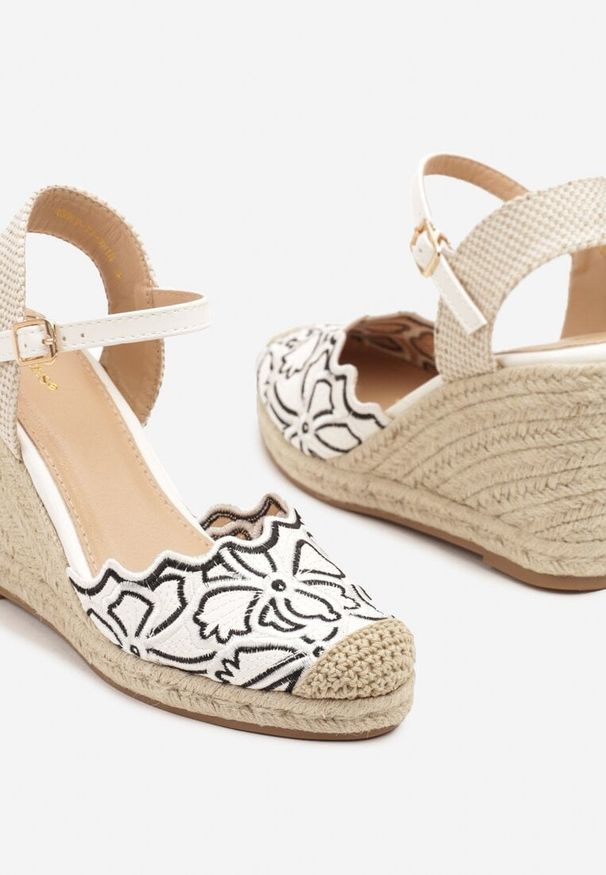 Born2be - Białe Sandały Espadryle Vices na Koturnie z Plecionki Zdobione Haftem Sesirea. Okazja: na co dzień. Nosek buta: okrągły. Zapięcie: pasek. Kolor: biały. Materiał: jeans. Wzór: aplikacja, haft. Obcas: na koturnie. Styl: wizytowy, elegancki, casual
